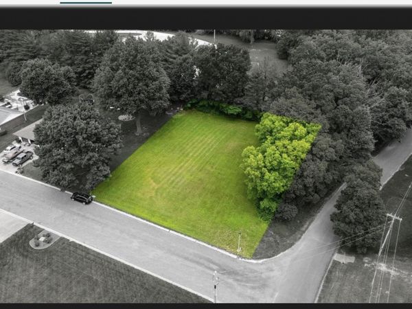 2 OAKWOOD Drives, Jacksonville, IL 62650