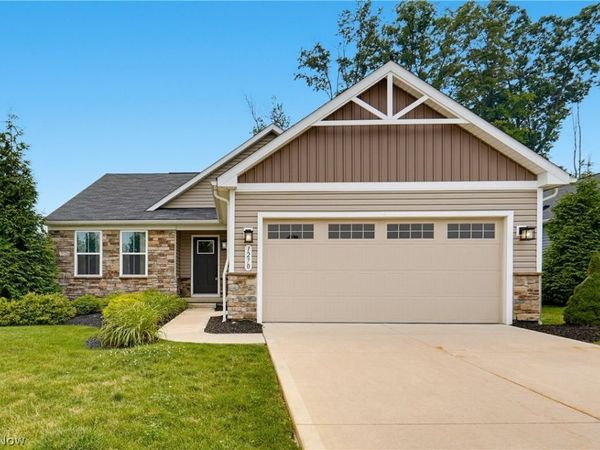 1270 Hidden Lake Boulevard , Akron, OH 44312