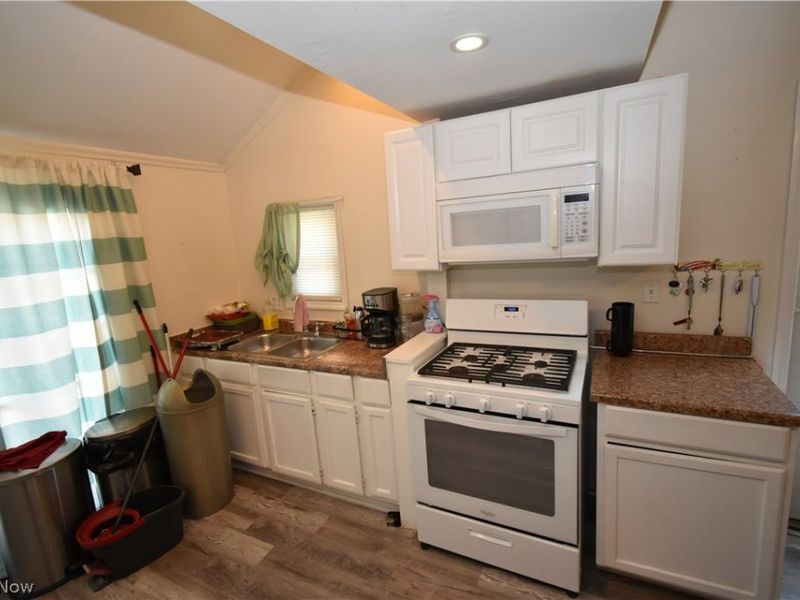 4126 Poe Avenue, Cleveland, OH 44109 Photo 9