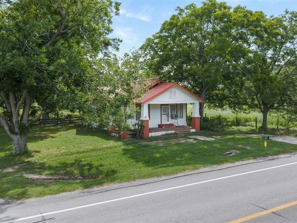 2005 W Grand Ave , Yoakum, TX 77995