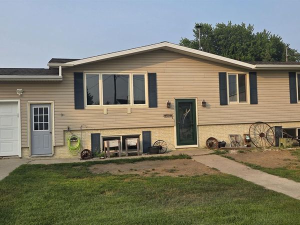 105 W Greene Street, Castalia, IA 52133