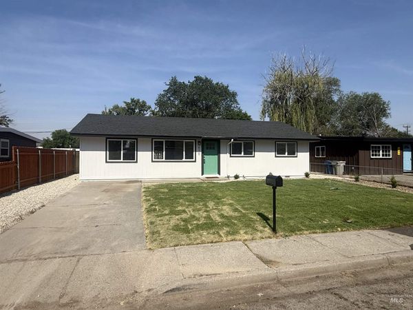 670 S 13th E, Mountain Home, ID 83647