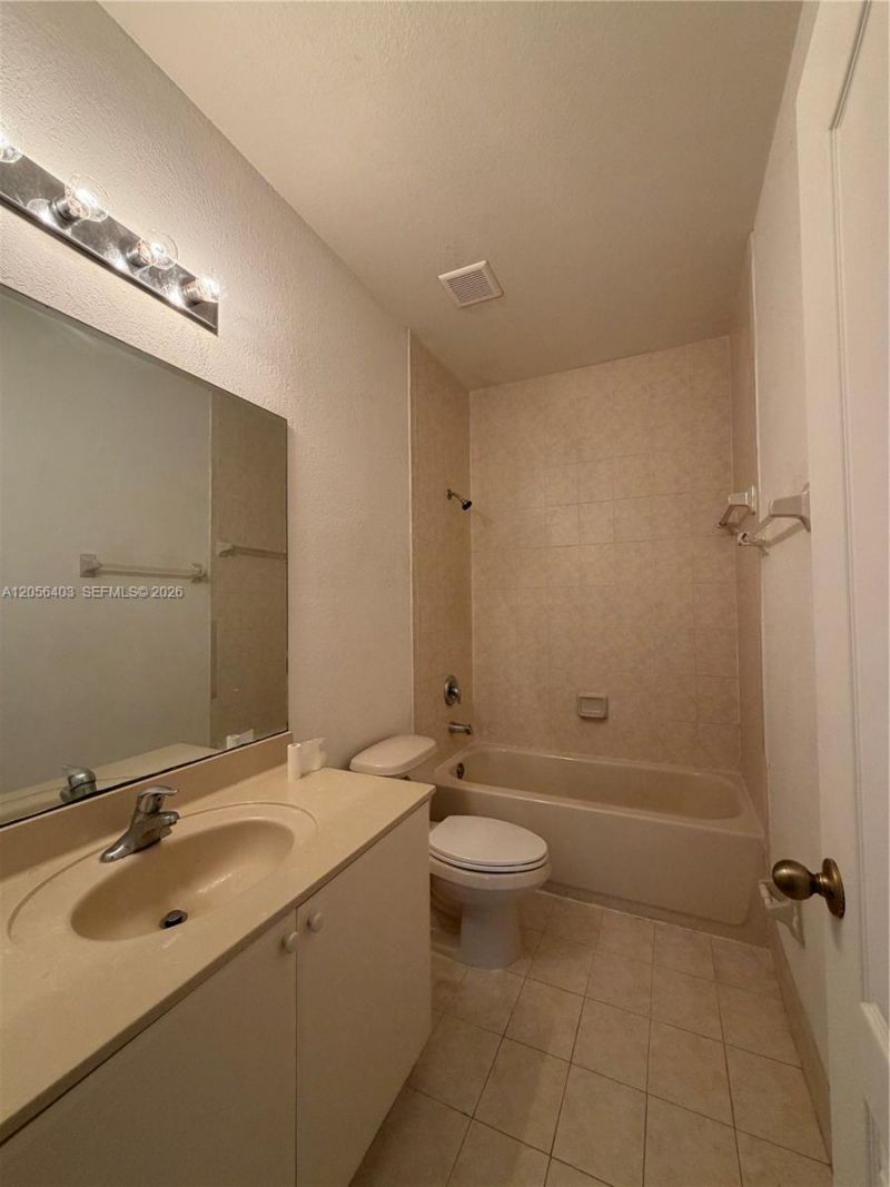 1661 SE 28th St , Unit 204, Homestead, FL 33035 Photo