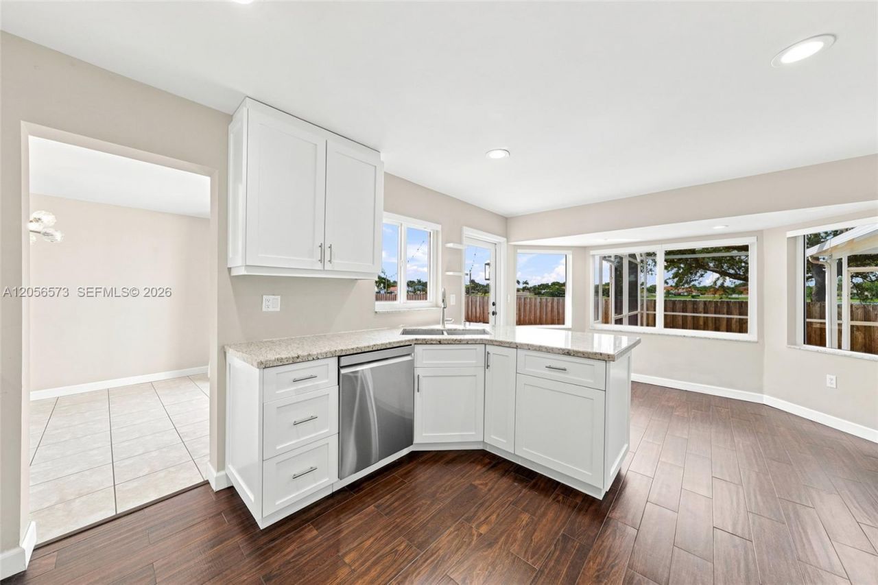 8406 NW 201st St, Hialeah, FL 33015 Photo