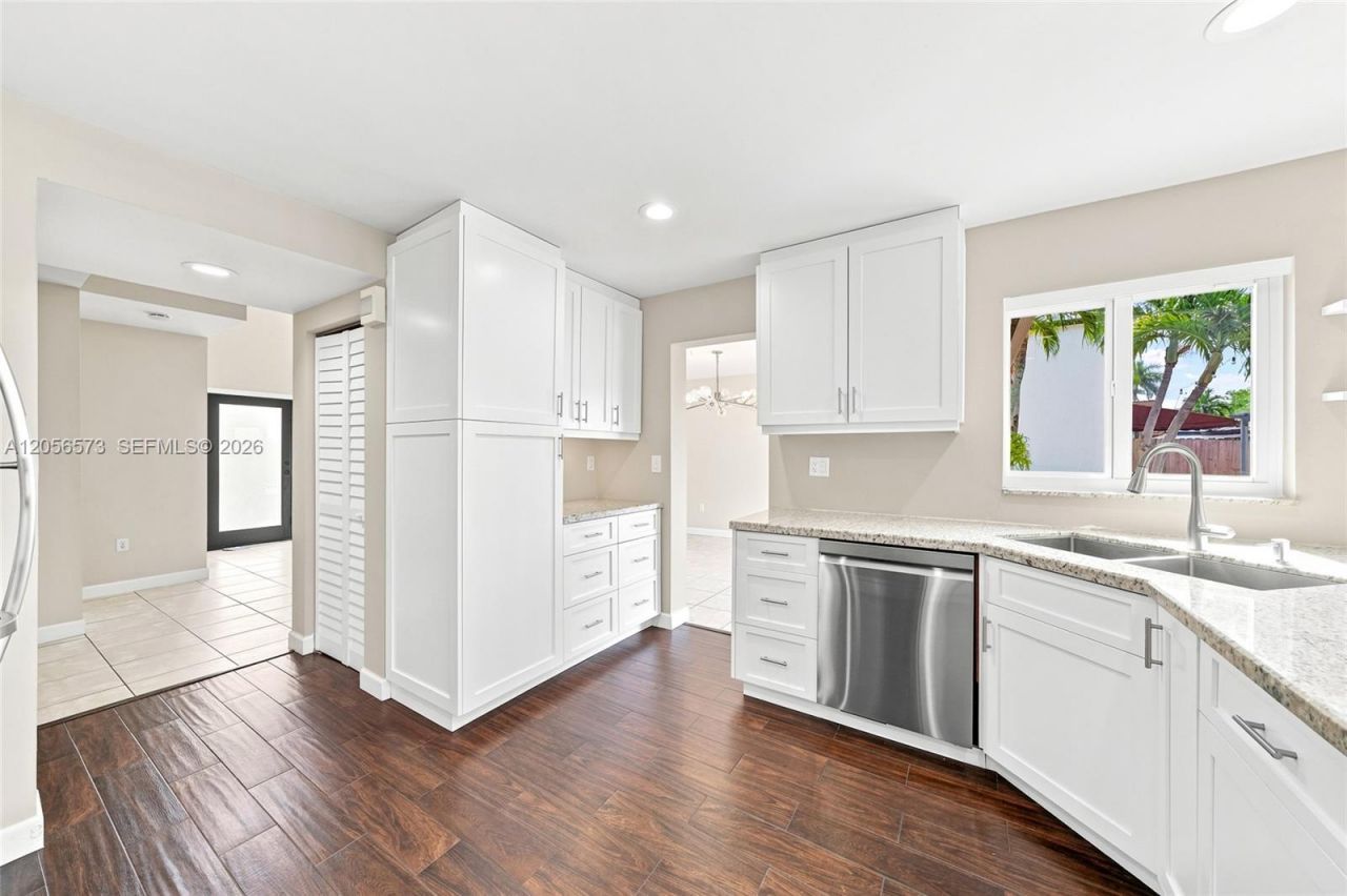 8406 NW 201st St, Hialeah, FL 33015 Photo