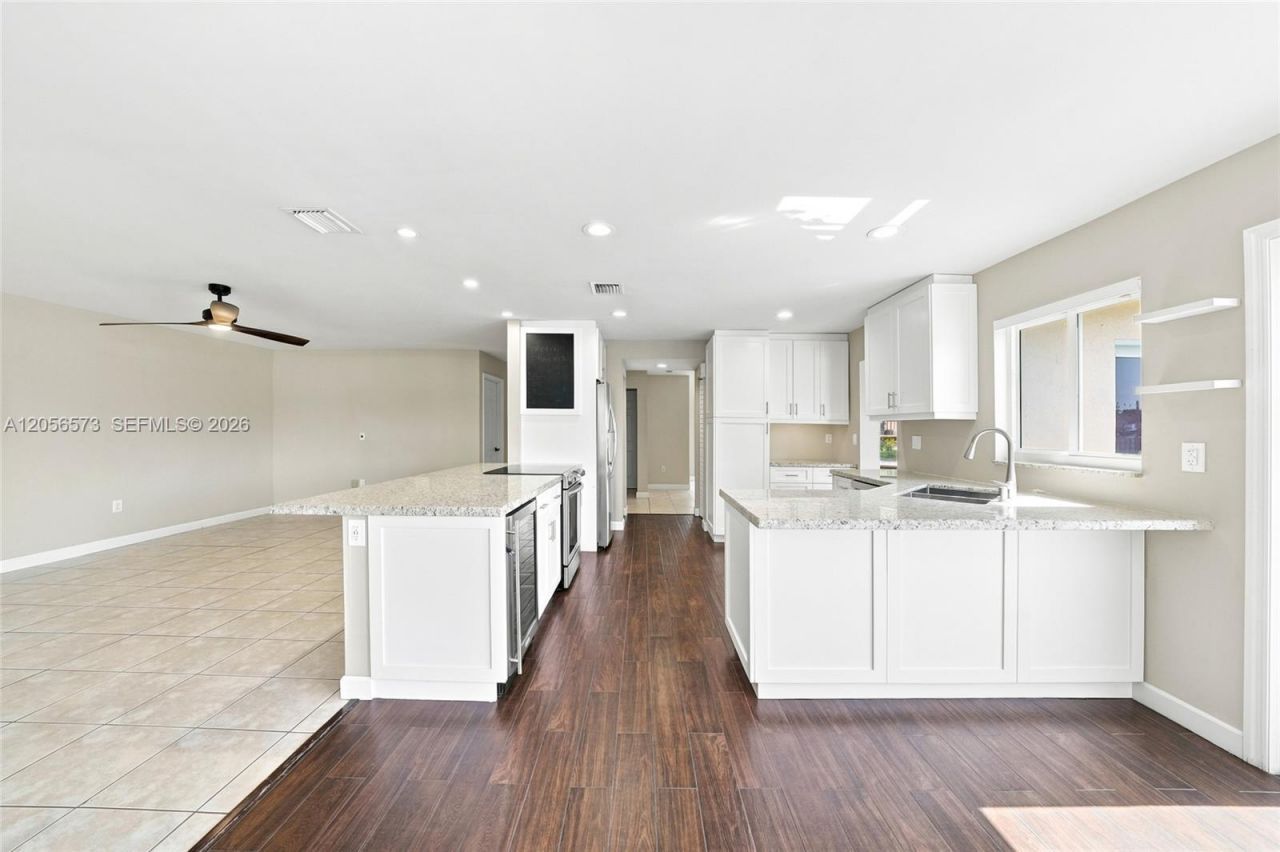 8406 NW 201st St, Hialeah, FL 33015 Photo