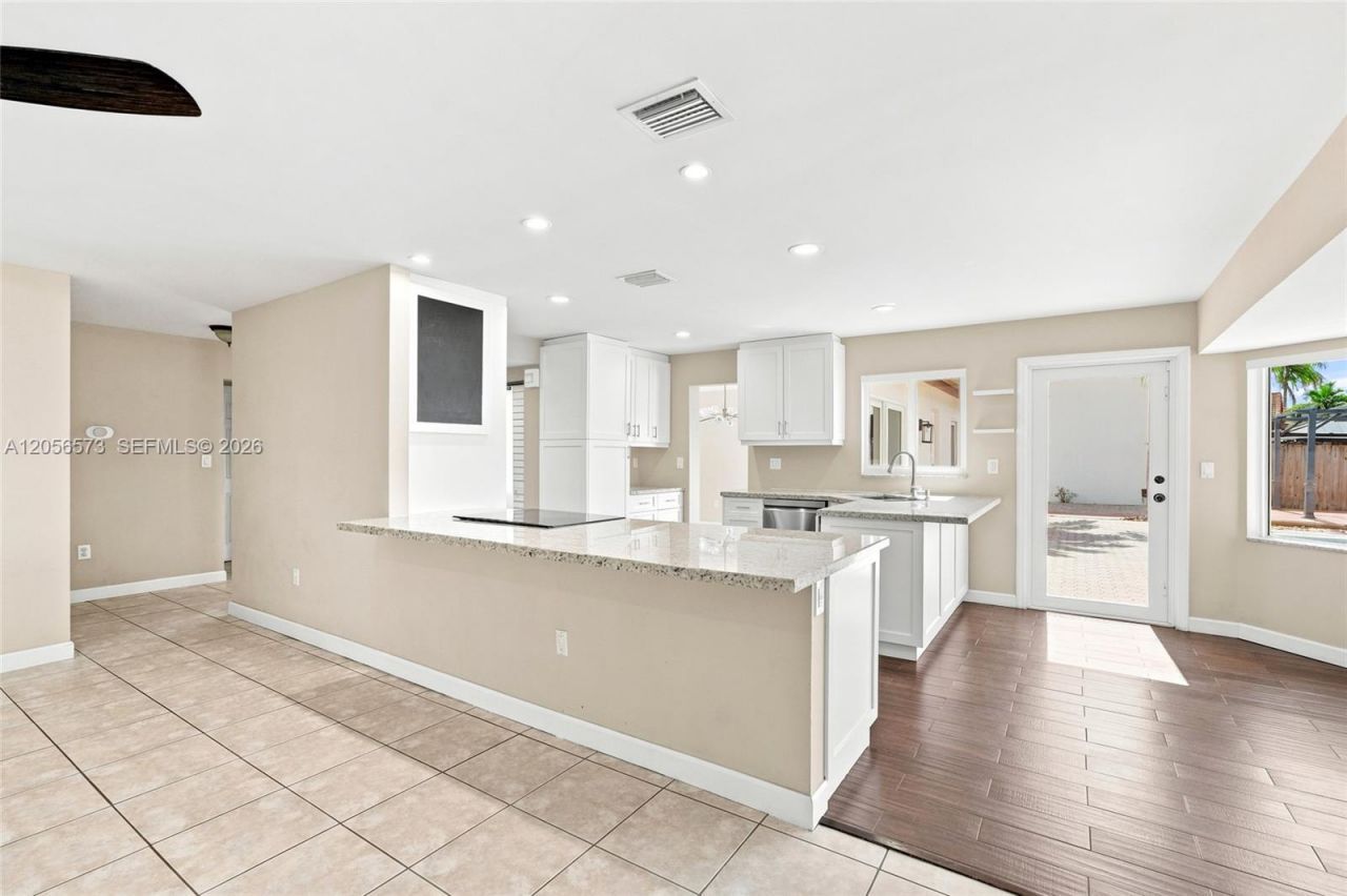 8406 NW 201st St, Hialeah, FL 33015 Photo