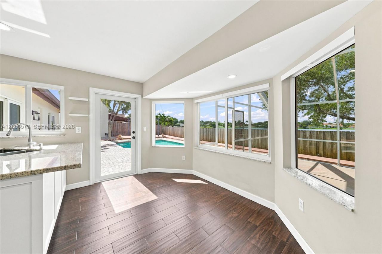 8406 NW 201st St, Hialeah, FL 33015 Photo