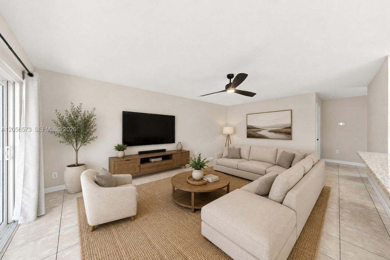 8406 NW 201st St, Hialeah, FL 33015 Photo