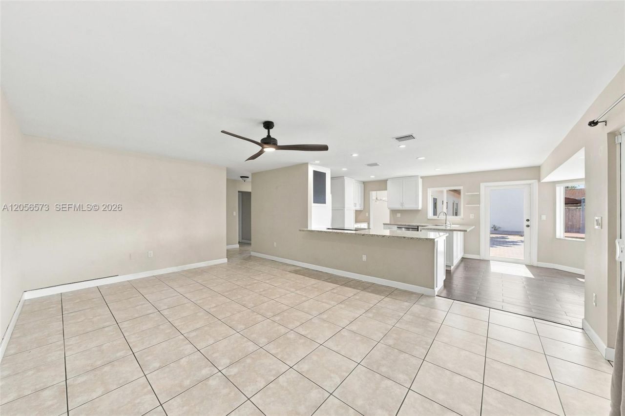 8406 NW 201st St, Hialeah, FL 33015 Photo