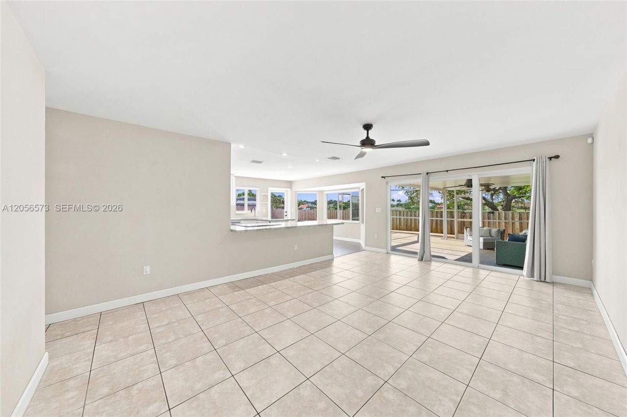 8406 NW 201st St, Hialeah, FL 33015 Photo