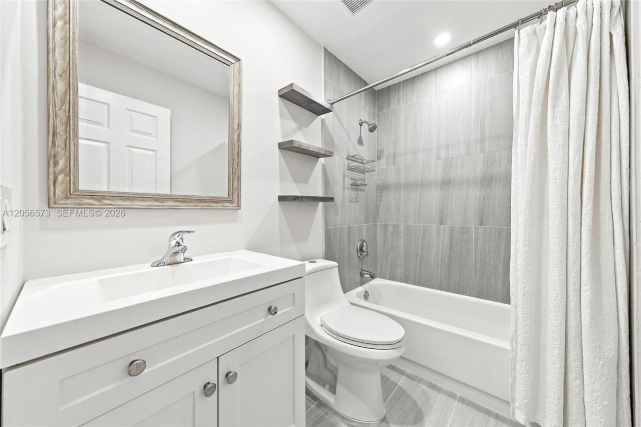 8406 NW 201st St, Hialeah, FL 33015 Photo