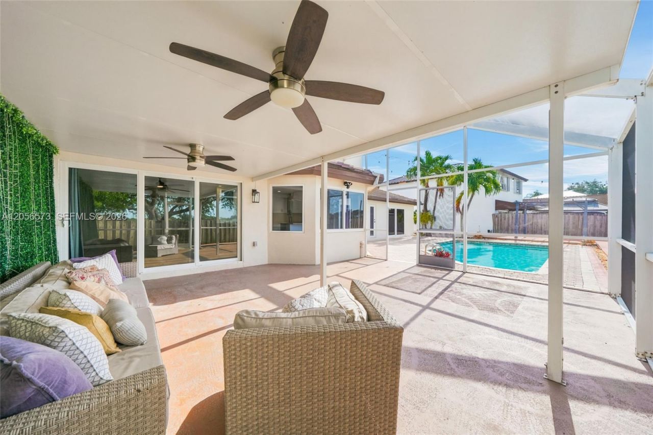 8406 NW 201st St, Hialeah, FL 33015 Photo