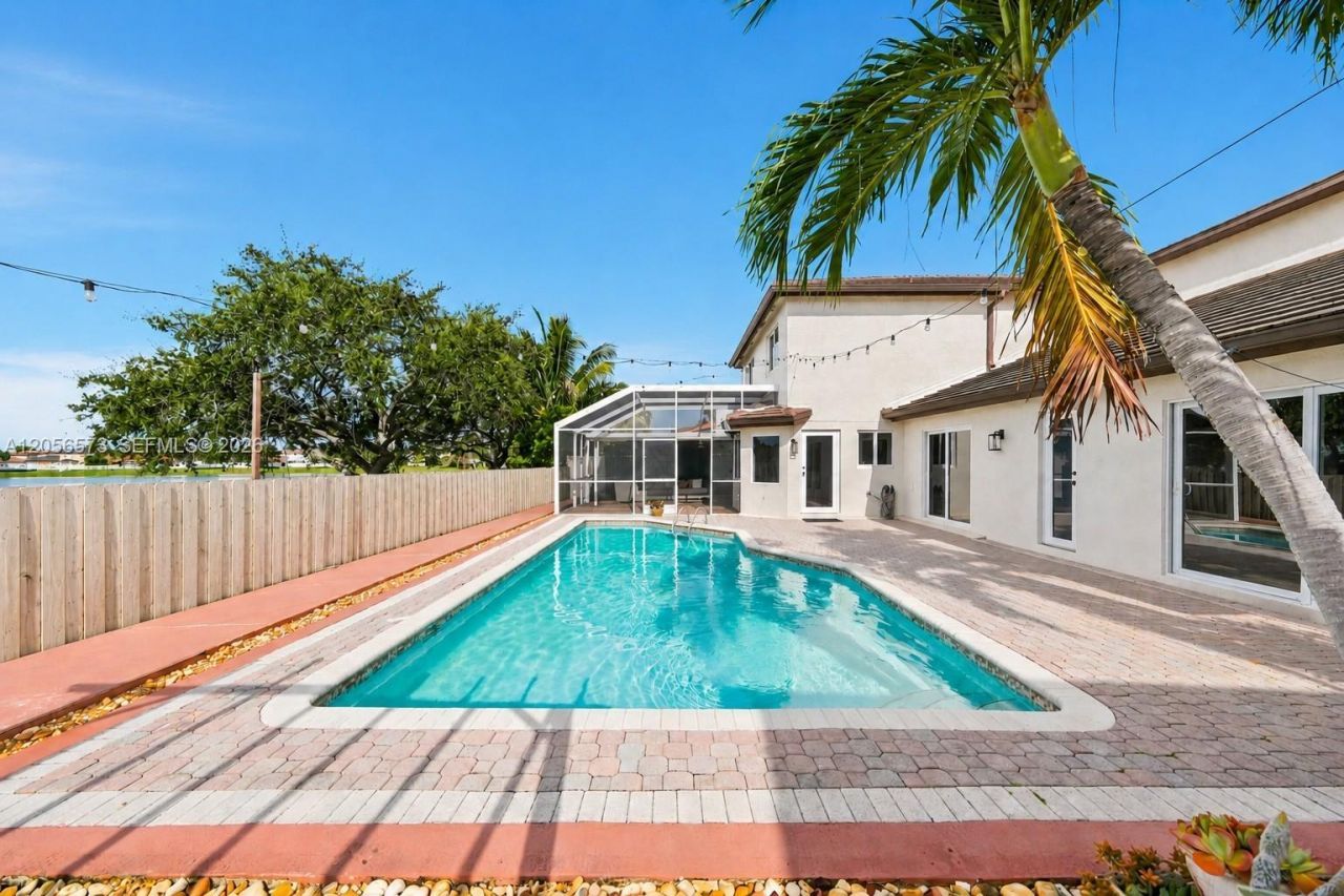 8406 NW 201st St, Hialeah, FL 33015 Photo