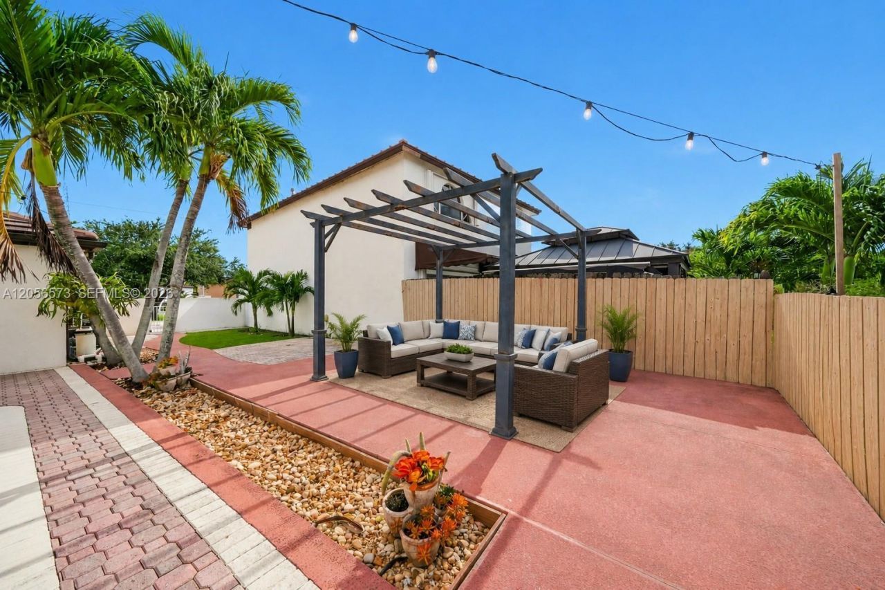 8406 NW 201st St, Hialeah, FL 33015 Photo