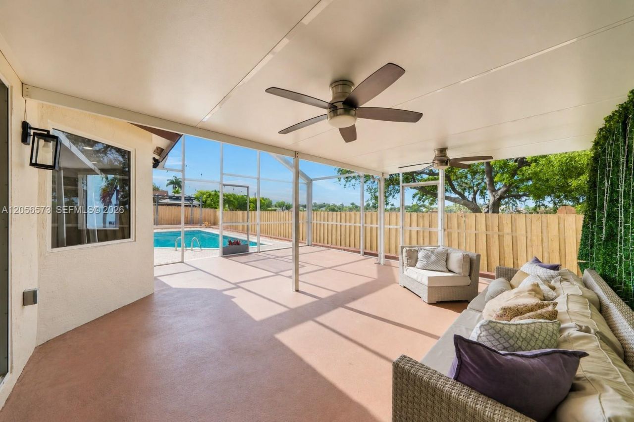 8406 NW 201st St, Hialeah, FL 33015 Photo