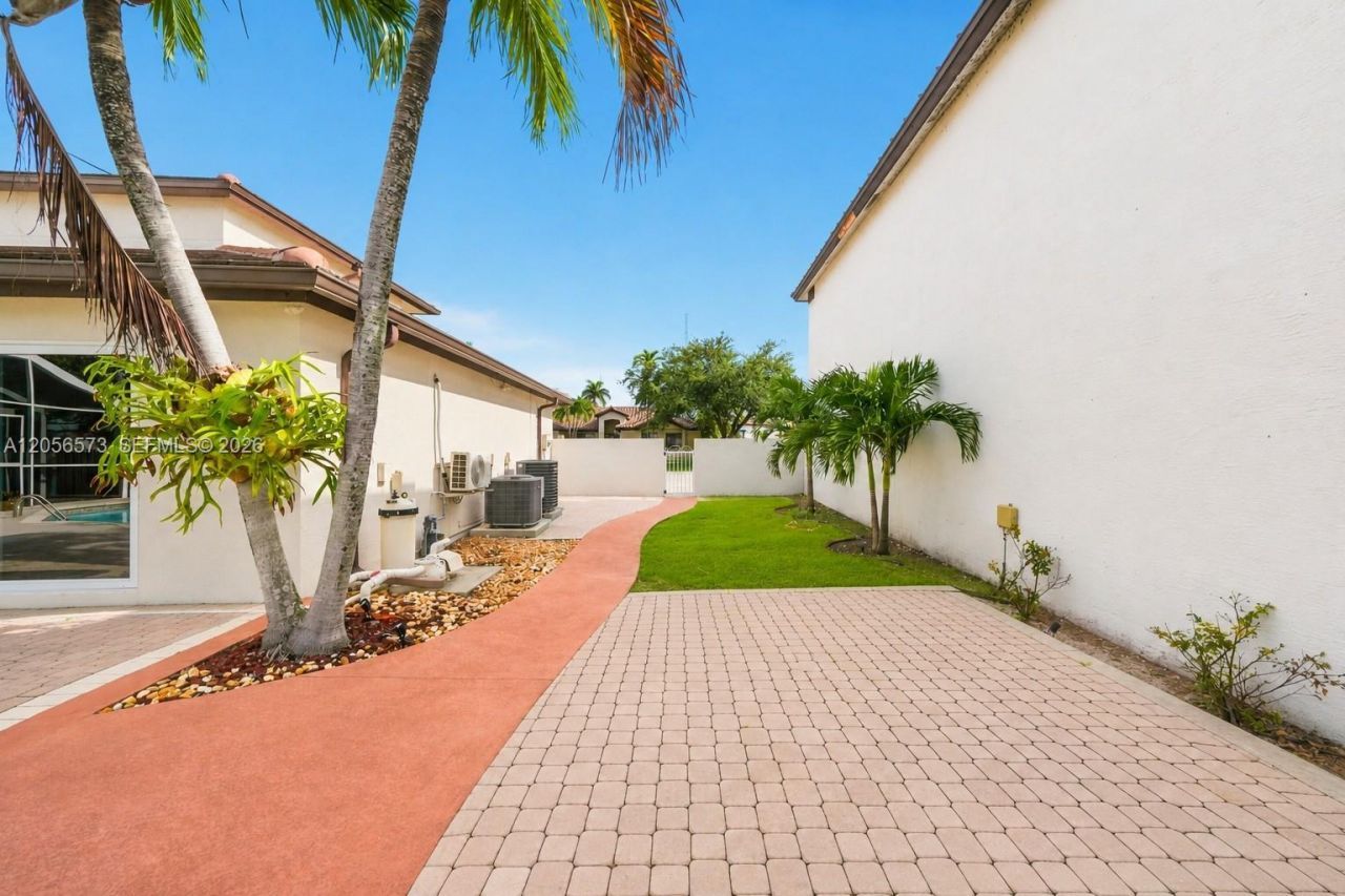 8406 NW 201st St, Hialeah, FL 33015 Photo