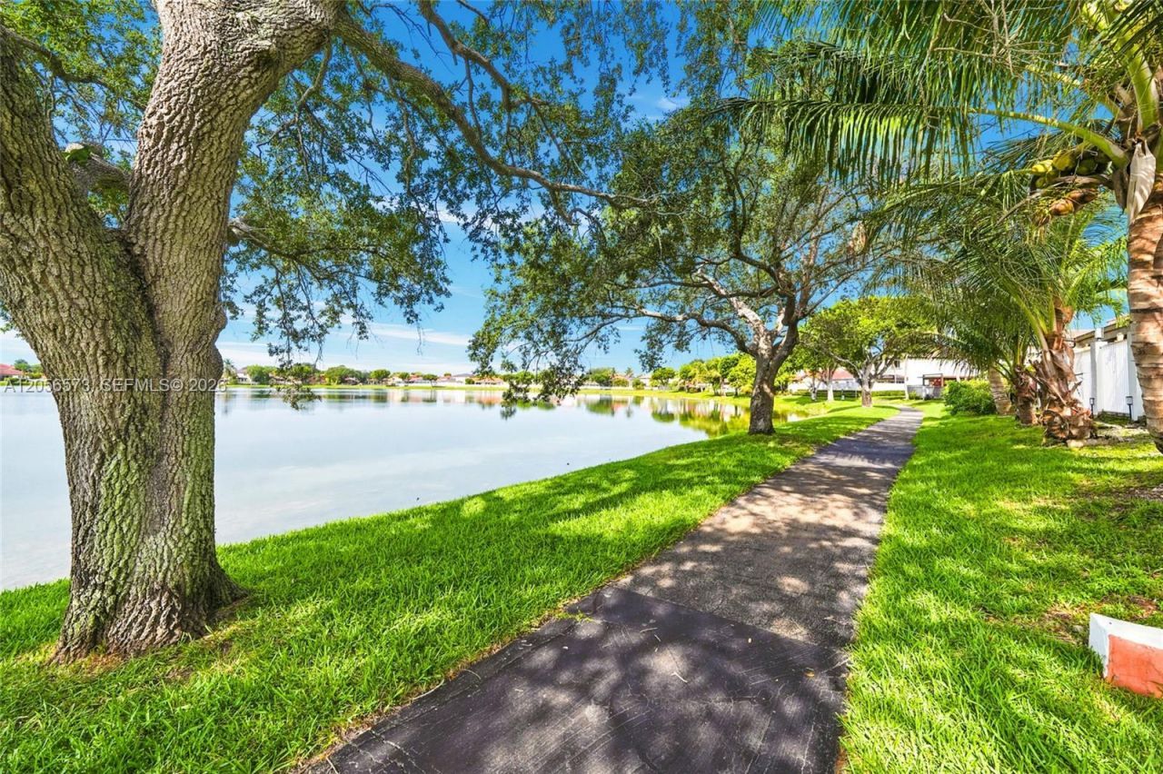 8406 NW 201st St, Hialeah, FL 33015 Photo