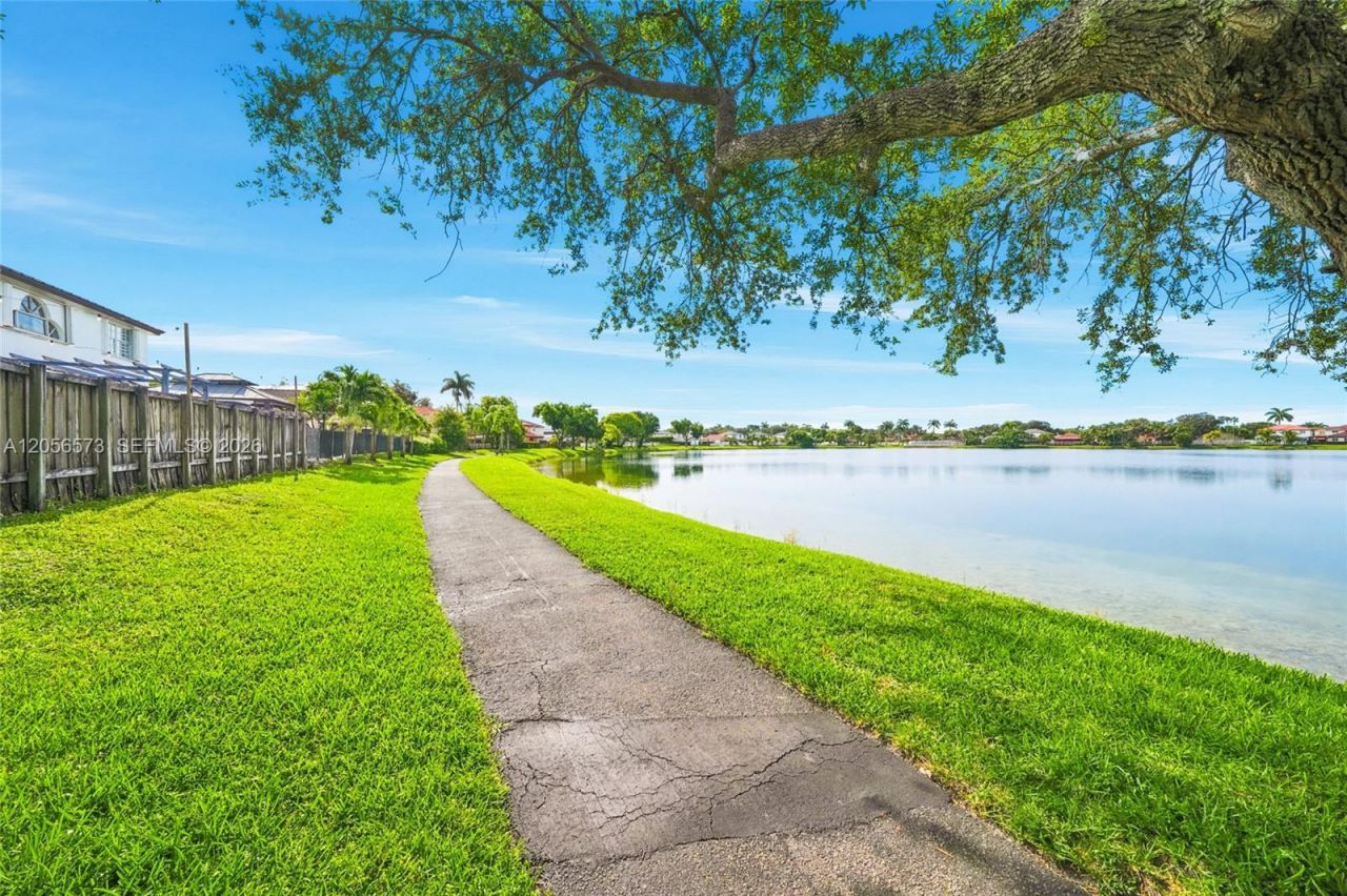 8406 NW 201st St, Hialeah, FL 33015 Photo