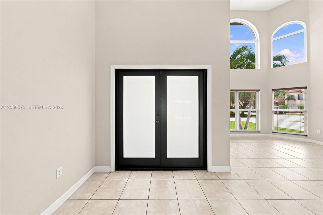 8406 NW 201st St, Hialeah, FL 33015 Photo