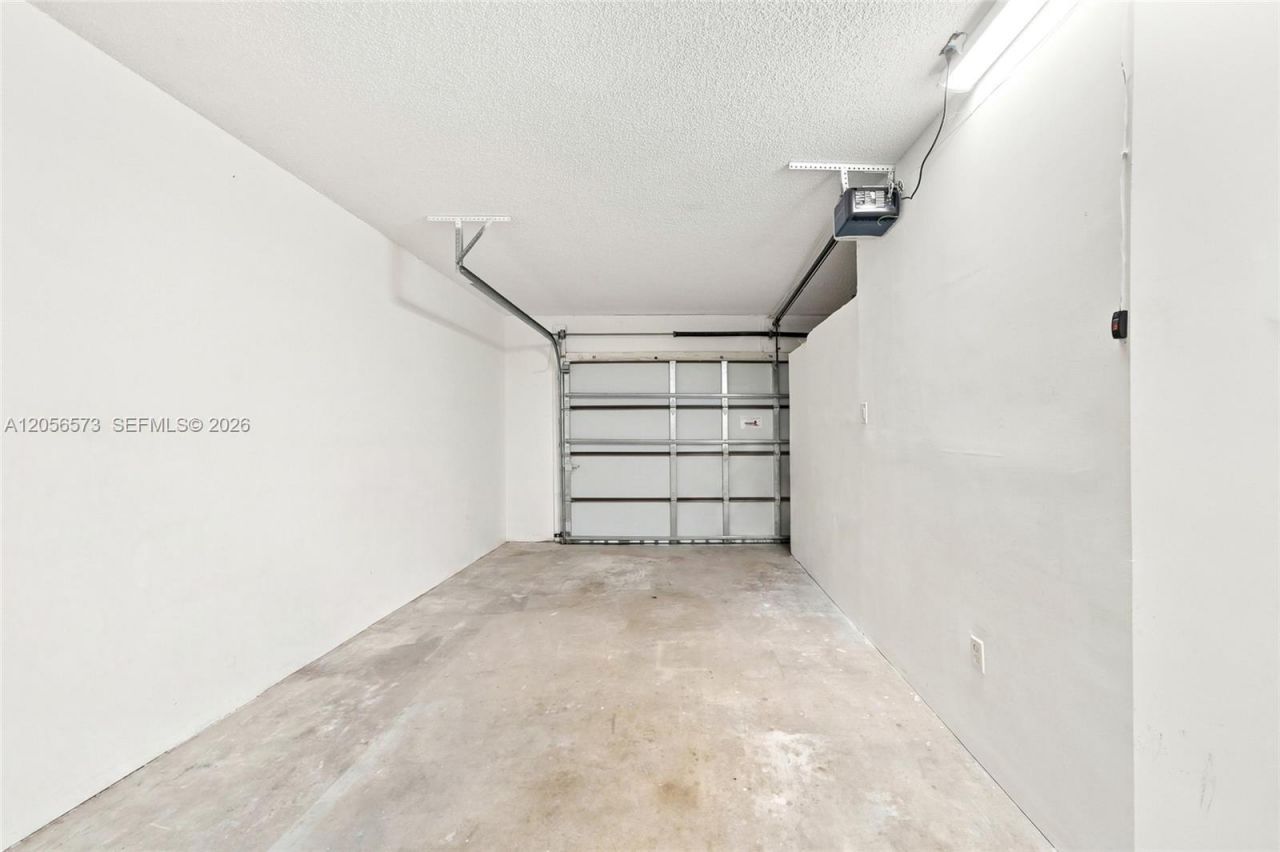 8406 NW 201st St, Hialeah, FL 33015 Photo