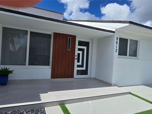 9612 Grand Canal Dr, Miami, FL 33174