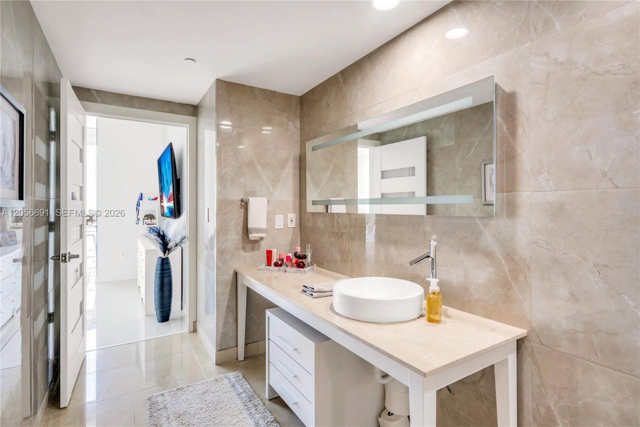495 Brickell Ave , Unit 3702, Miami, FL 33131 Photo