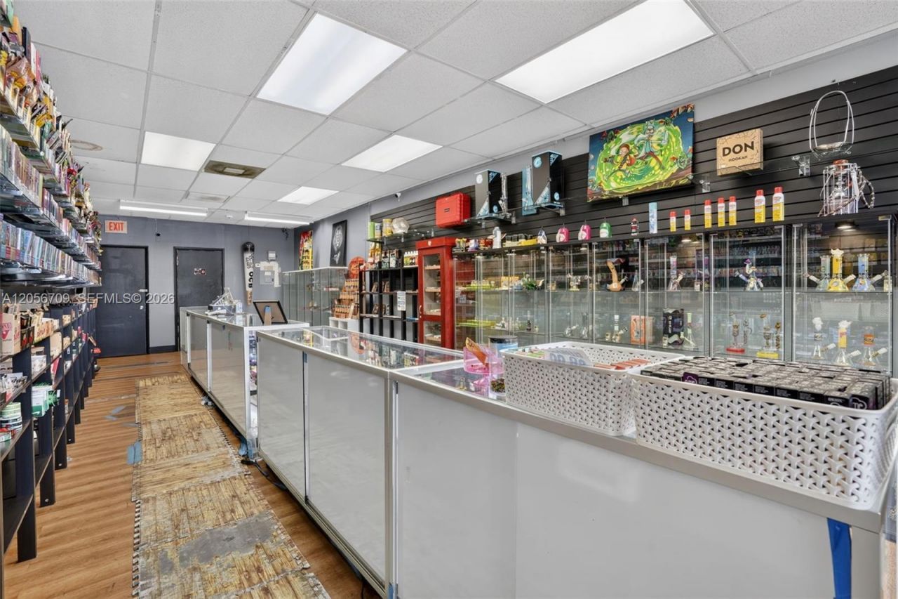 Smoke Shop For Sale In Coral Gables , Coral Gables, FL 33134 Photo