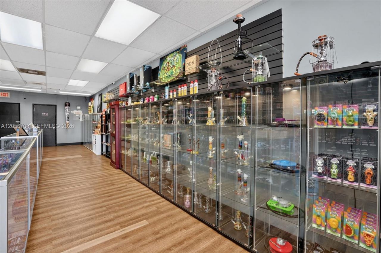 Smoke Shop For Sale In Coral Gables , Coral Gables, FL 33134 Photo