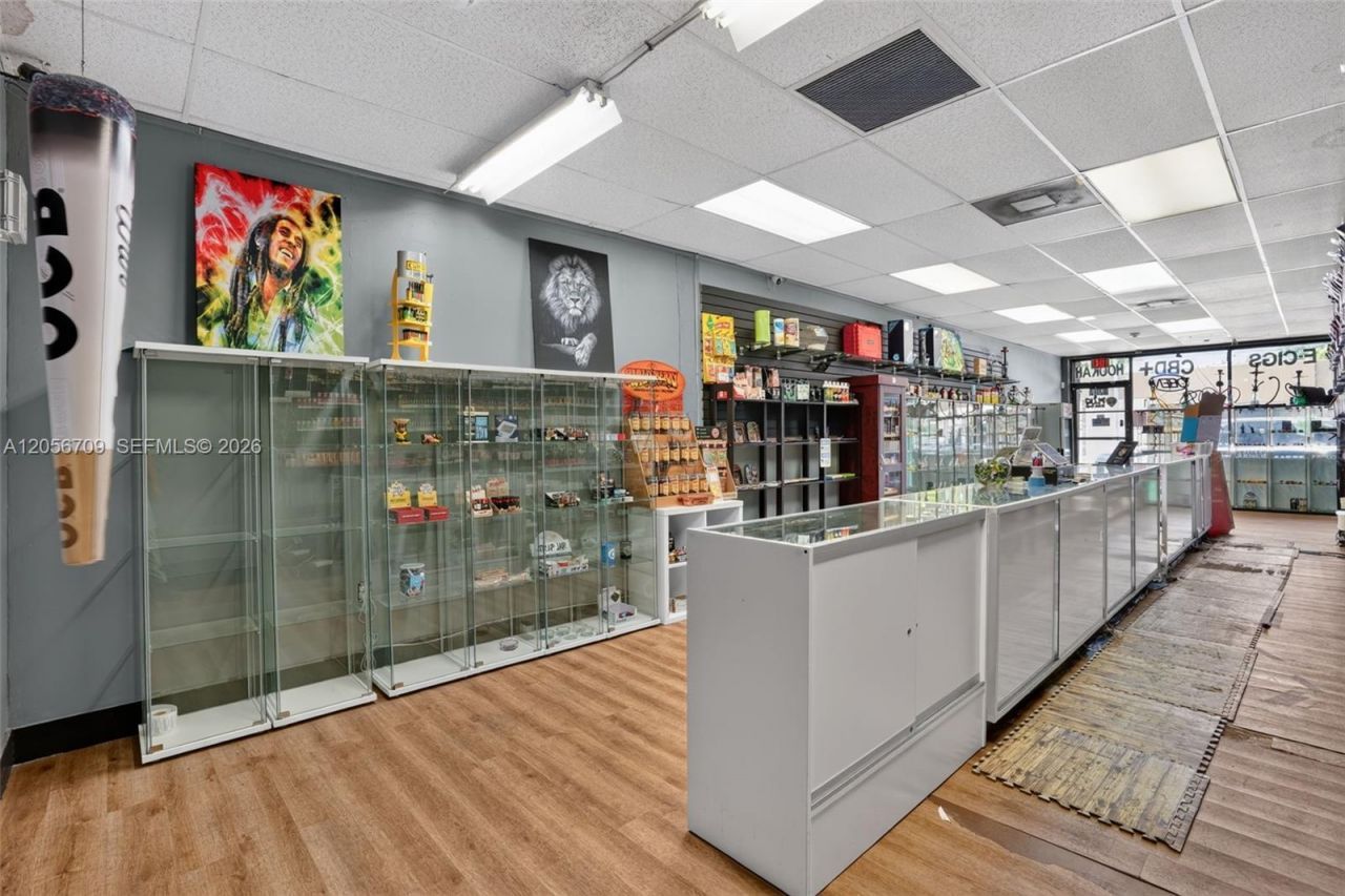 Smoke Shop For Sale In Coral Gables , Coral Gables, FL 33134 Photo