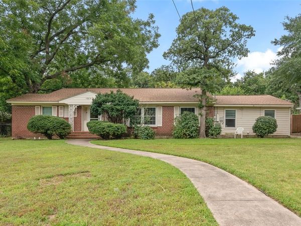 1604 Laurelwood Drive , Denton, TX 76209