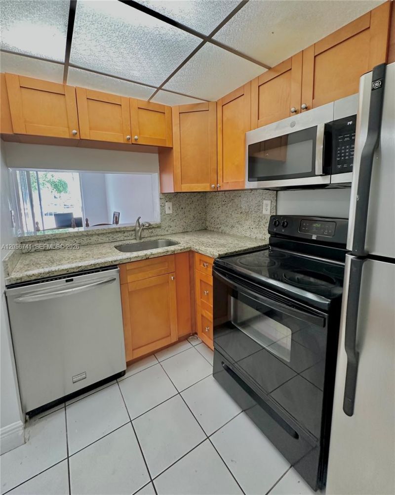 486 NW 165th St Rd, Unit B-103, Miami, FL 33169 Photo