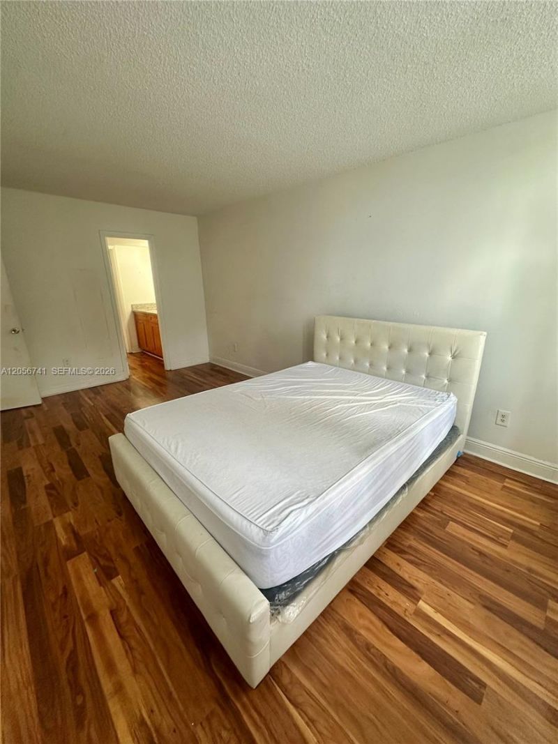 486 NW 165th St Rd, Unit B-103, Miami, FL 33169 Photo