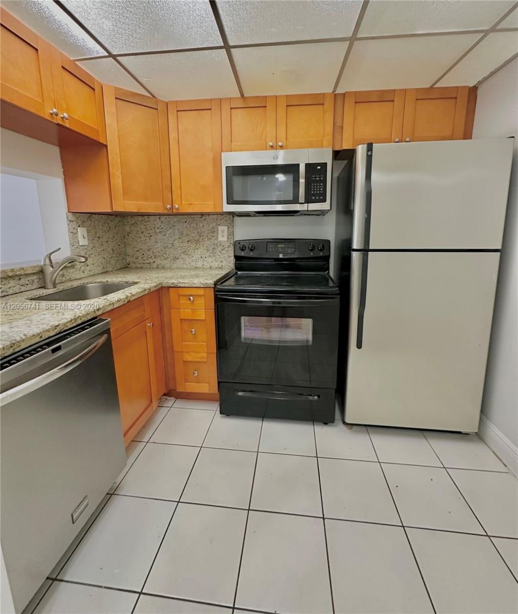 486 NW 165th St Rd, Unit B-103, Miami, FL 33169 Photo