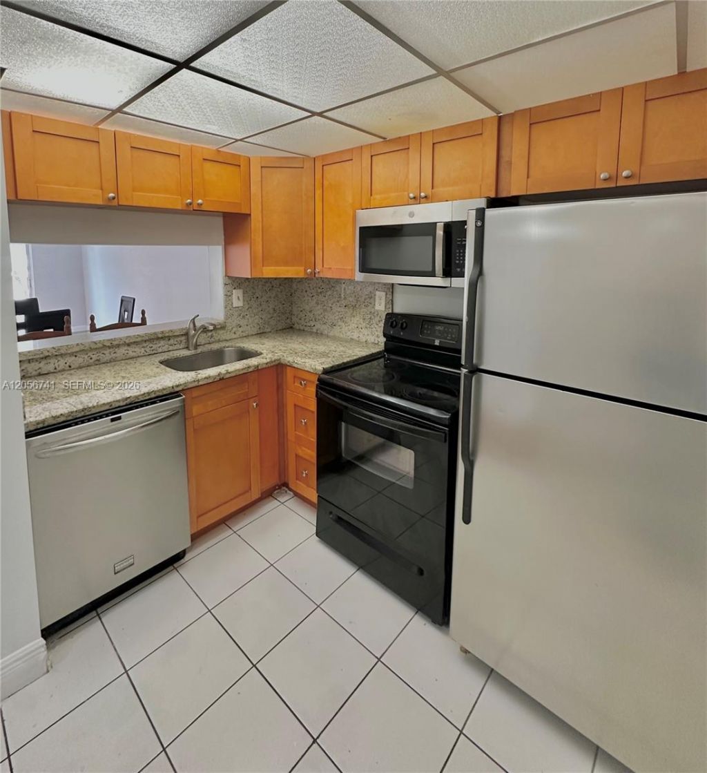 486 NW 165th St Rd, Unit B-103, Miami, FL 33169 Photo
