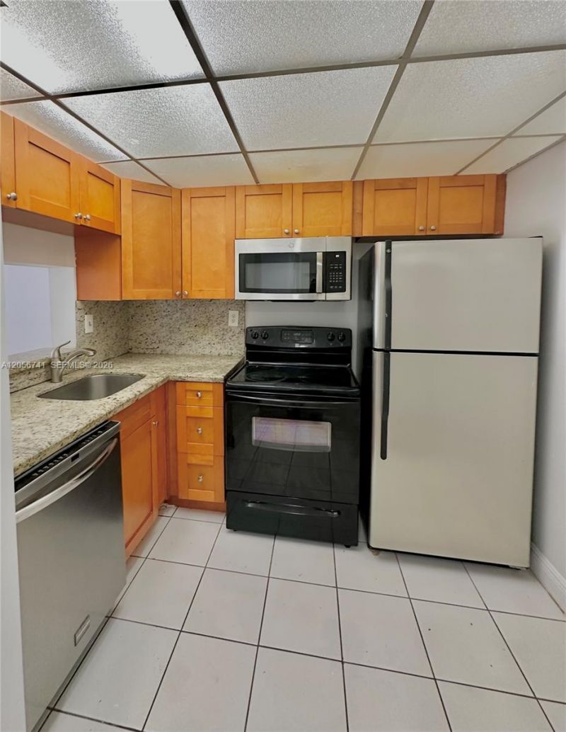 486 NW 165th St Rd, Unit B-103, Miami, FL 33169 Photo