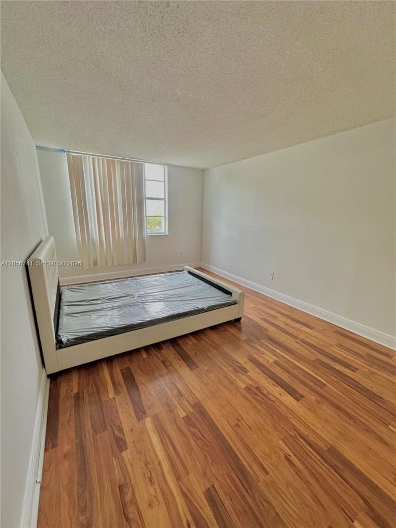 486 NW 165th St Rd, Unit B-103, Miami, FL 33169 Photo