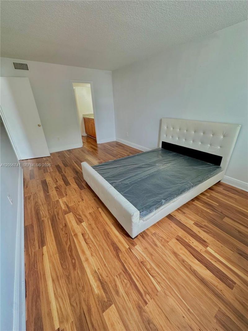 486 NW 165th St Rd, Unit B-103, Miami, FL 33169 Photo