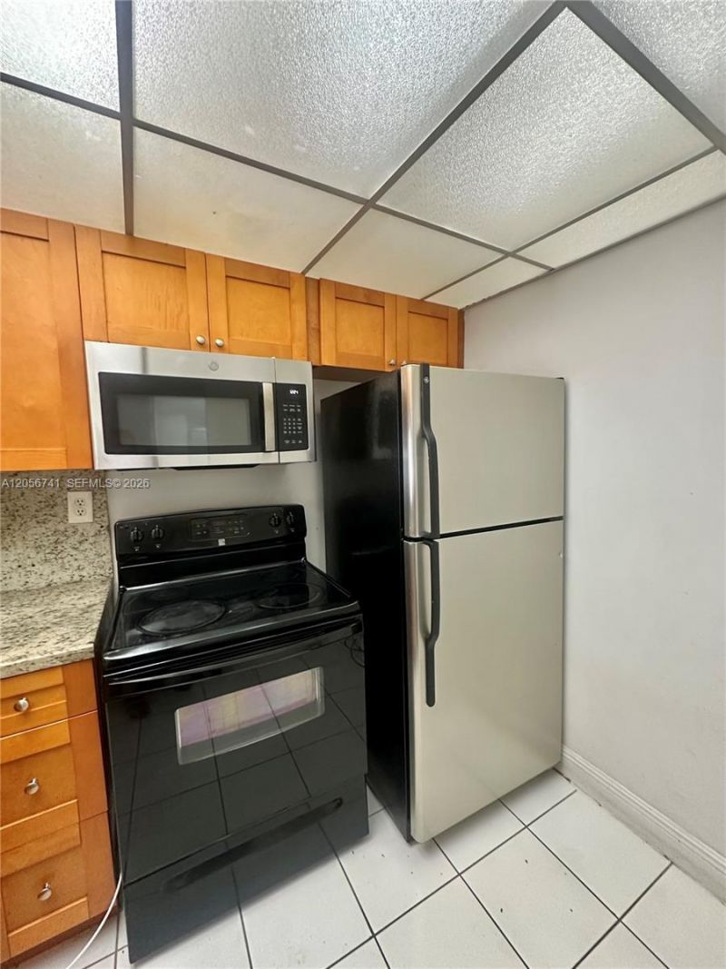 486 NW 165th St Rd, Unit B-103, Miami, FL 33169 Photo
