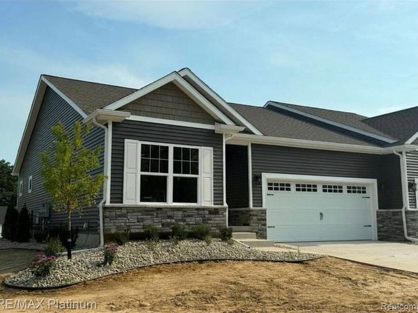 850 Oakwood Circle, Fenton, MI 48430