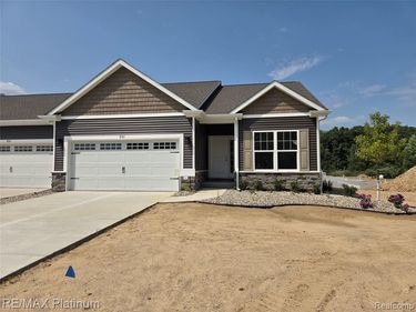 850 Oakwood Circle, Unit 41, Fenton, Mi 48430