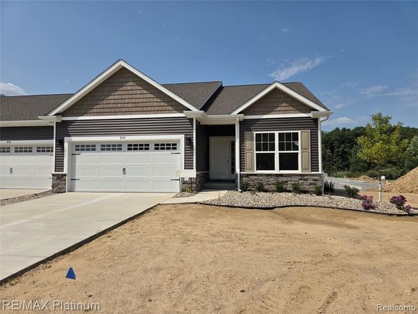 850 Oakwood Circle, Fenton, MI 48430
