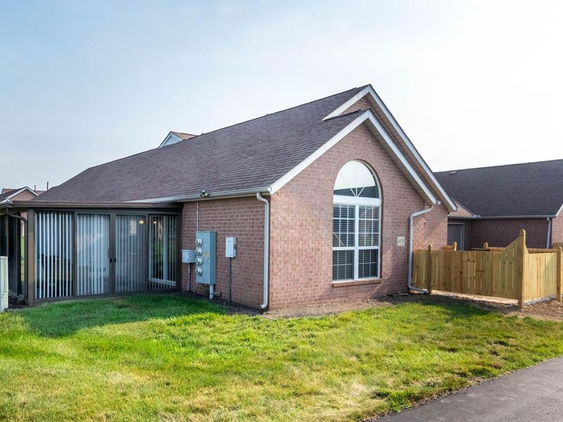 4979 Meadow Run Drive, Hilliard, OH 43026 Photo 2