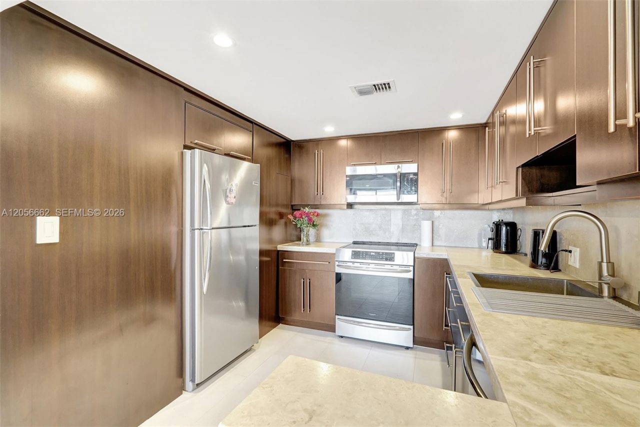 3675 N Country Club Dr , Unit 2310, Aventura, FL 33180 Photo