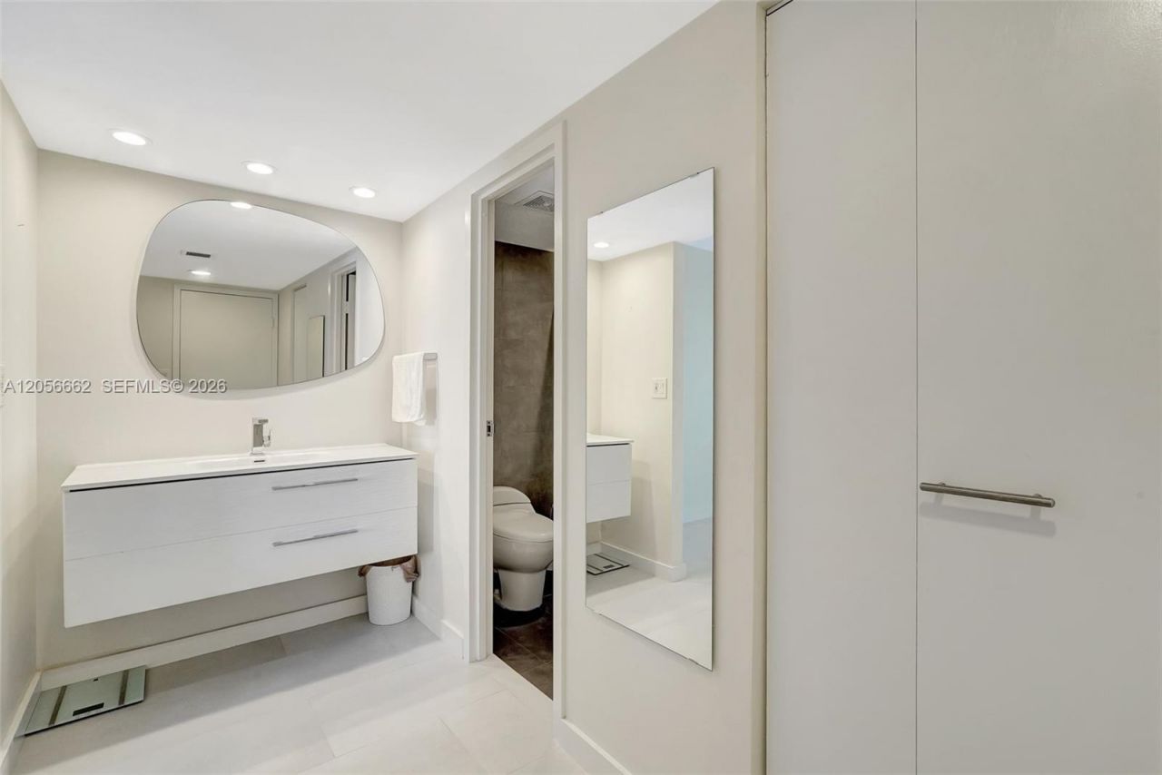 3675 N Country Club Dr , Unit 2310, Aventura, FL 33180 Photo