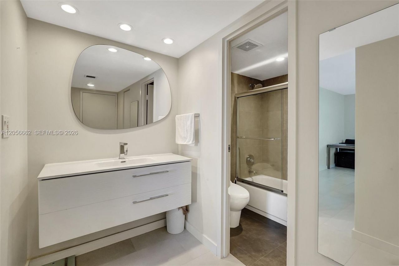 3675 N Country Club Dr , Unit 2310, Aventura, FL 33180 Photo