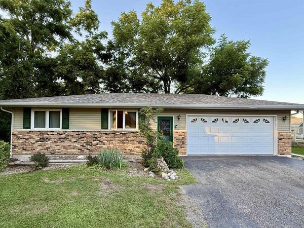 1066 LAKEVIEW Road South, Dahinda, IL 61428