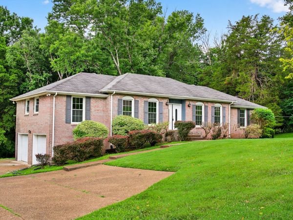 121 Caldwell Drive , Hendersonville, TN 37075