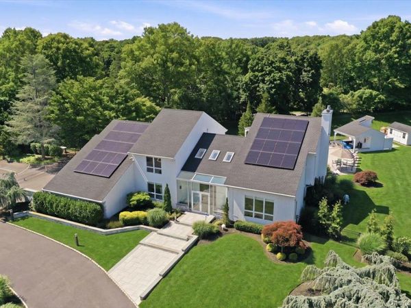 5 Meadow Gate W, Saint James, NY 11780
