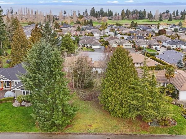 881 Fairways Dr , Qualicum Beach, BC V9K 2J1